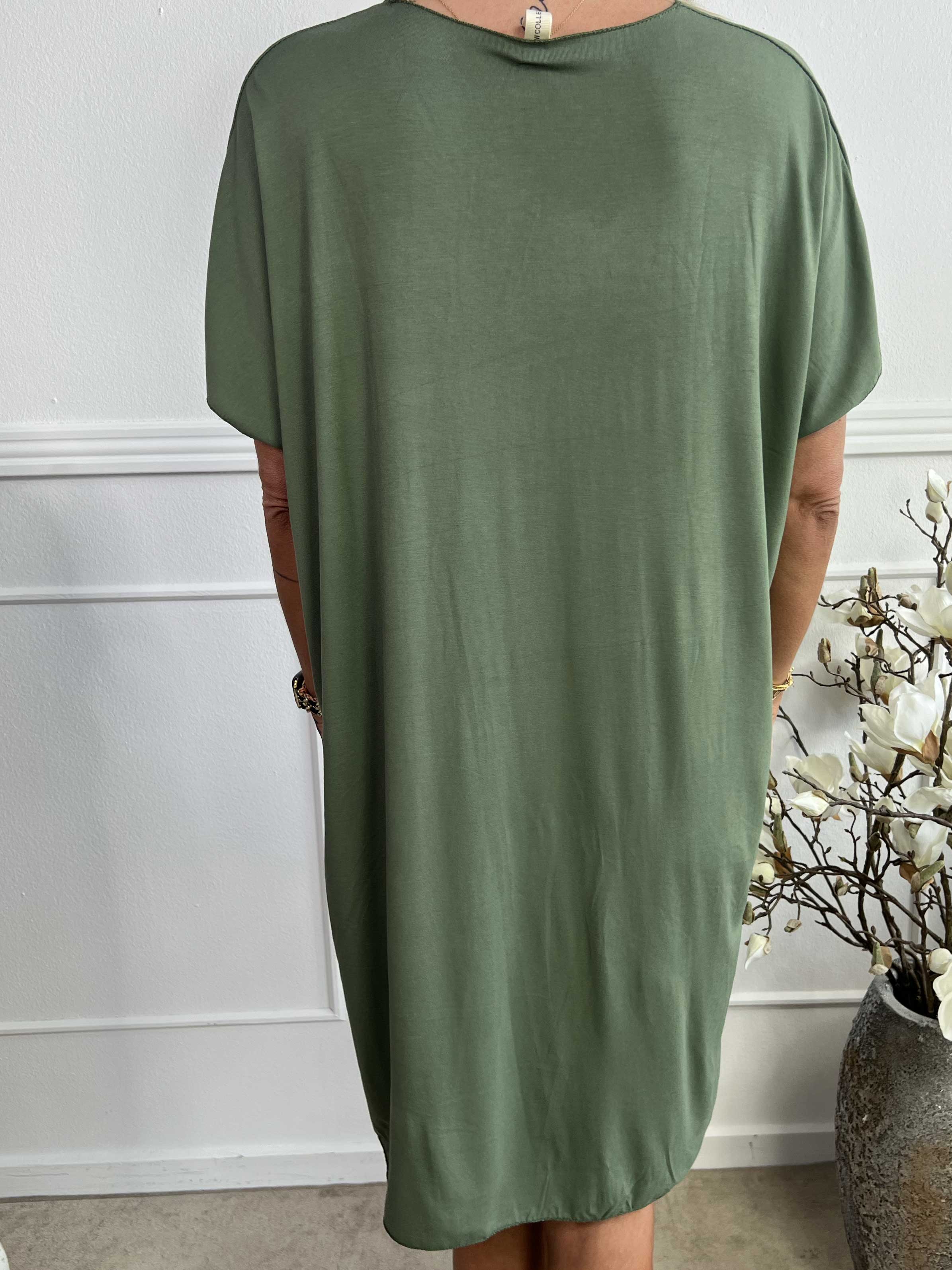 Ellen - Oversized t-shirtkjole i viskose med guldskrift